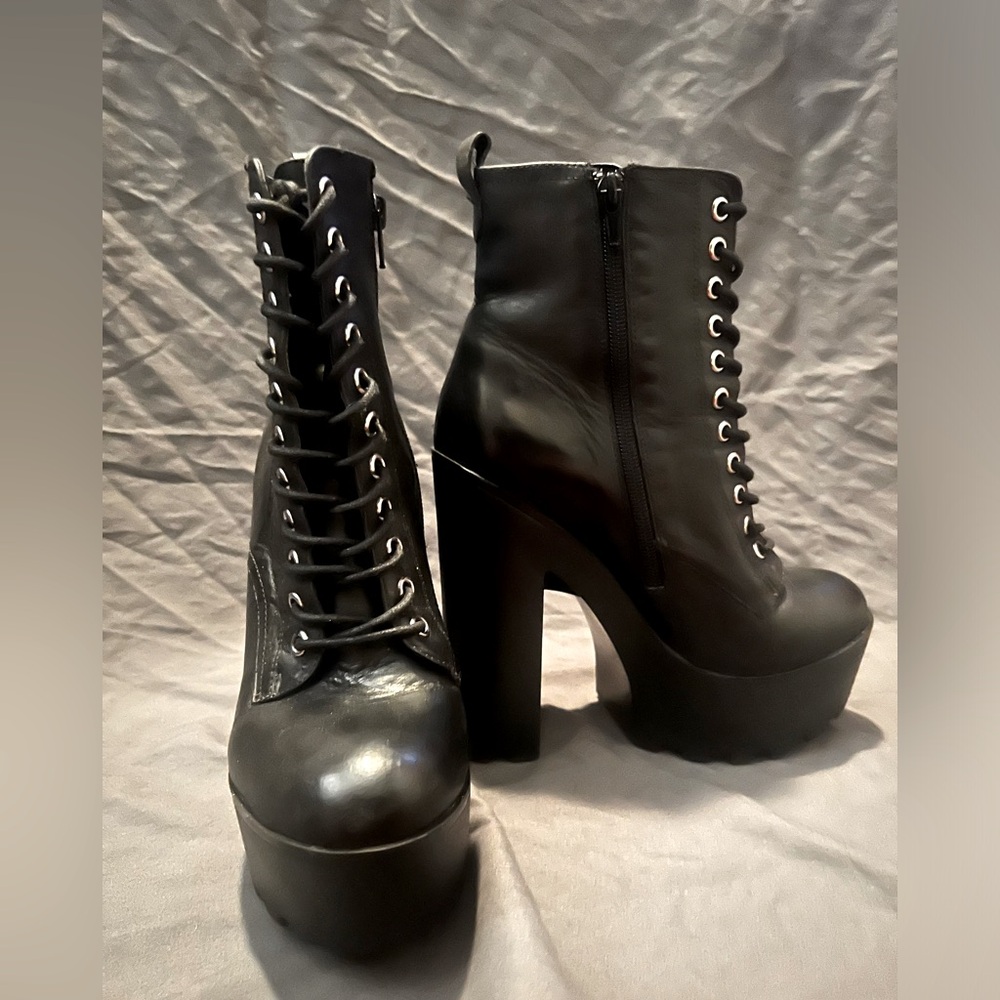 Steve Madden ankle high heels boots. Black size 9. Side zipper.Great condition - Picture 1 of 6